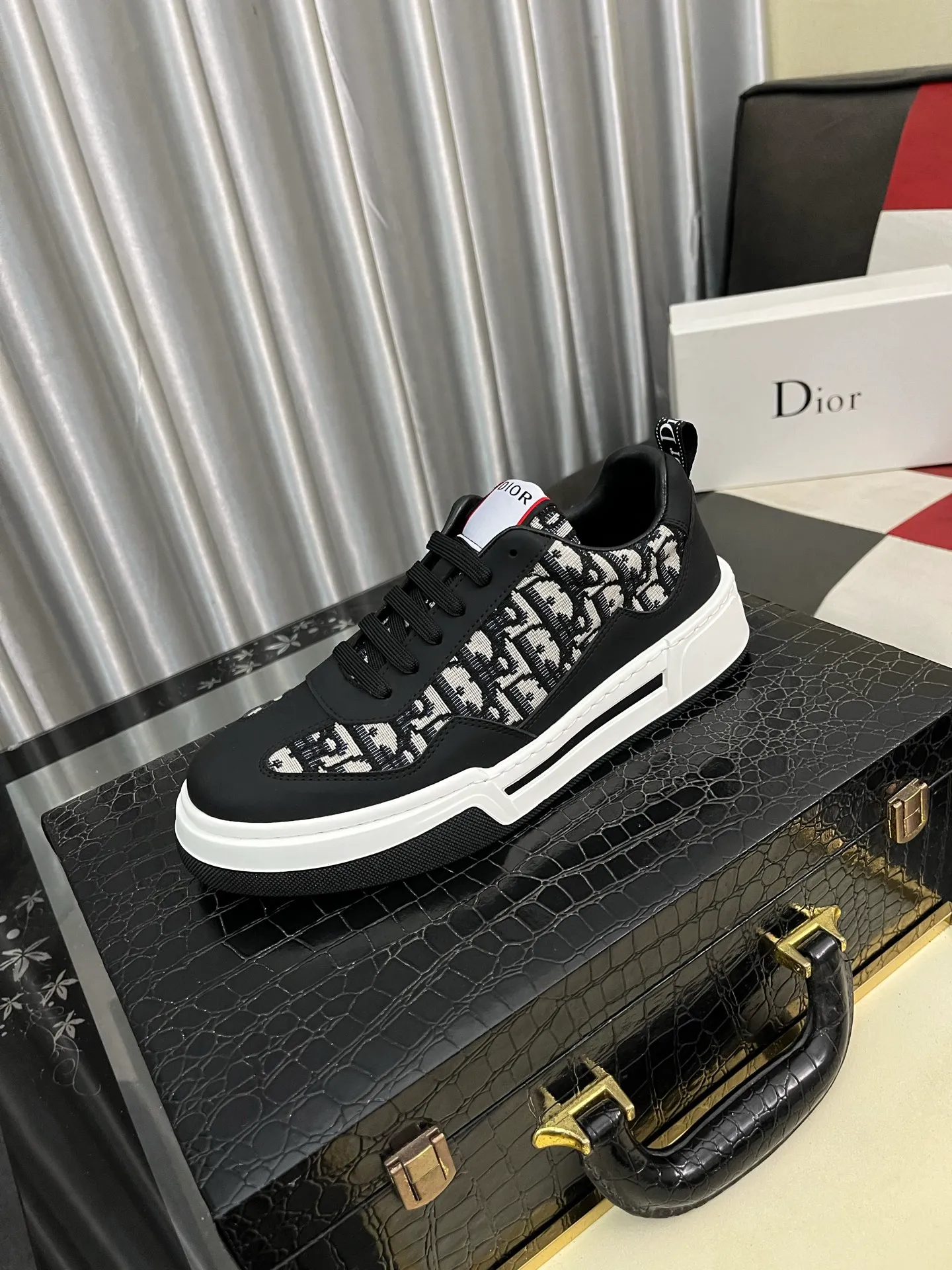Men's men's shoes 💰420⌚️⌚️[Dior] 25ss new product B01 moral training shoes. The toe size design is a bit wider. The upper foot comfort is perfect. The threads are beautiful. Perfectly adaptable to trousers. Decorated with various classic details. Ideal for daily styling. Can be matched with various casual items to create exquisite looks. Fabric: First layer cowhide/lining sheepskin TPU original outsole Code number: 38-443️⃣Colors available